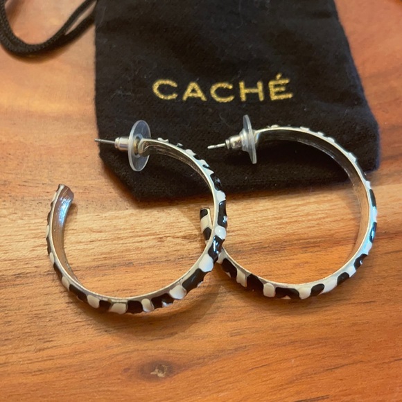 CACHE BLACK/WHITE ENAMEL HOOP EARRINGS - Picture 9 of 11